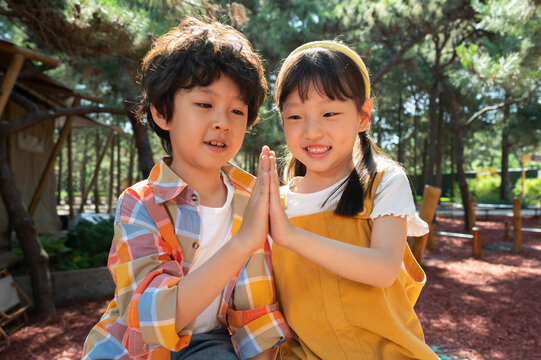 两个小孩子开心击掌庆祝