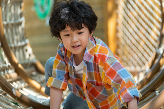 小男孩勇敢钻绳洞