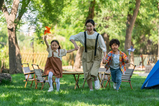 孩子开心的跑向爸爸怀抱