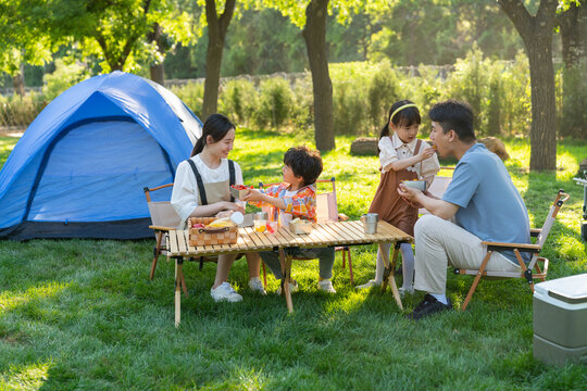 一家四口在露营地野餐