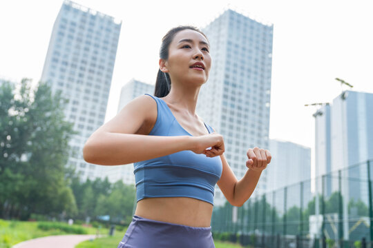 一个年轻女人做拉伸运动