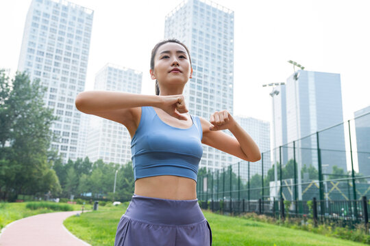 一个年轻女人做拉伸运动