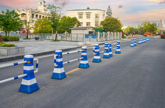 公路隔离桩