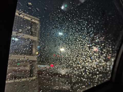 窗外的雨天