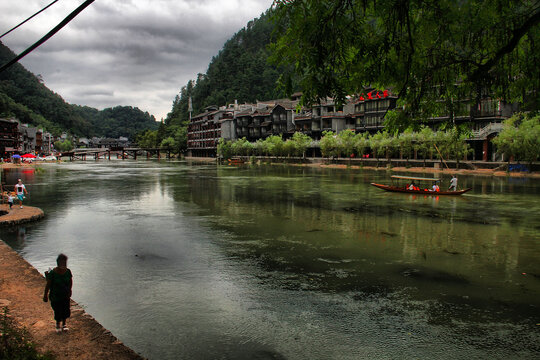 凤凰古城沱江水