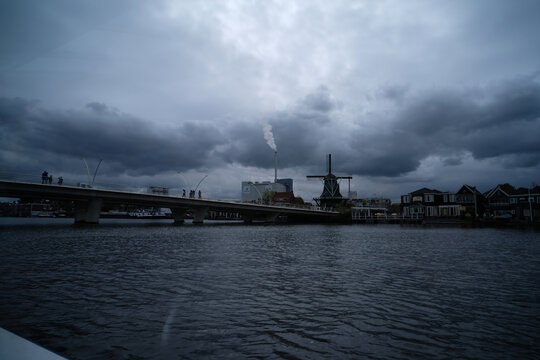 荷兰风景大桥水天一线