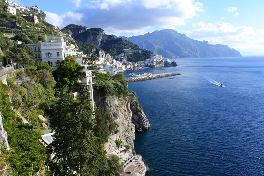 意大利风景天海结合山上建筑群