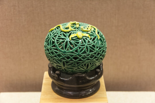 明代绿釉镂雕球形带座香薰