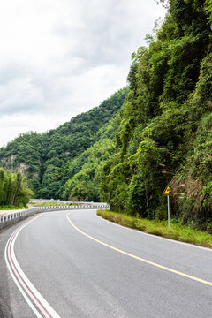 安徽皖南川藏线汽车道路背景