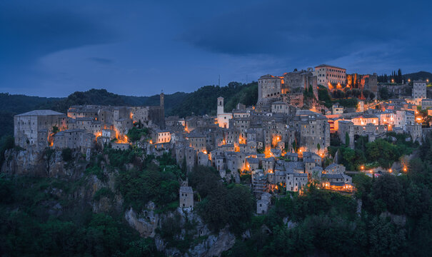 意大利中世纪古城索拉诺夜景
