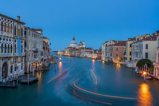 意大利威尼斯运河夜景