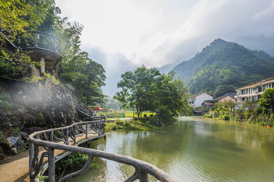 美丽乡村小溪风光