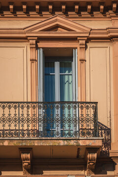 传统欧式建筑阳台和门窗