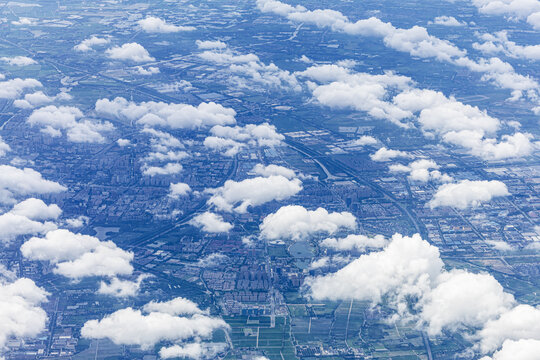 高空中透过云层俯瞰城市