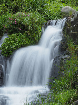 山间流水瀑布