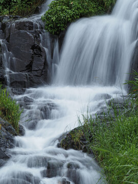 山间流水瀑布