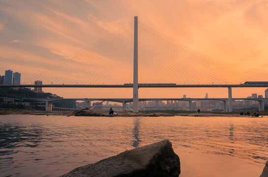 黄昏时刻在长江上拍摄的大桥