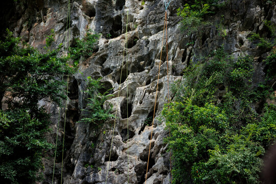 雷劈石攀岩场