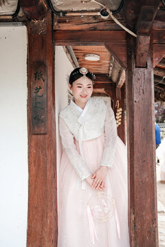 朝鲜族服饰女子