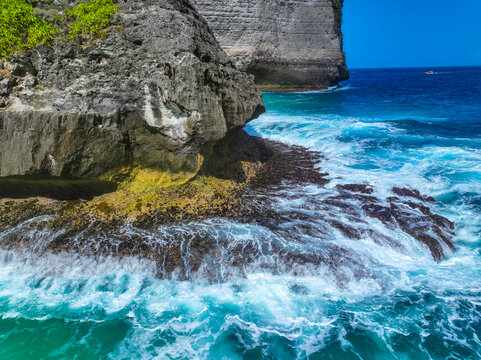 海岸岩石的高角度俯拍