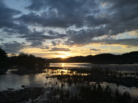 夕阳下的河边