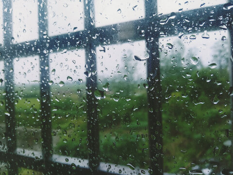 窗外下着雨
