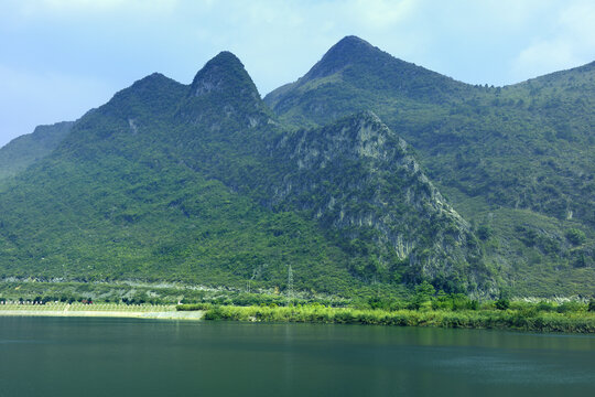 自然山峰河流景观