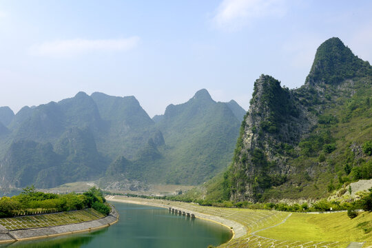 自然山峰河流景观