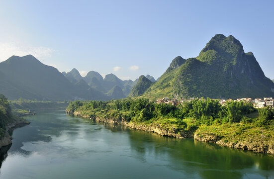 自然山峰河流景观