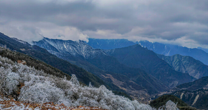 群山积雪