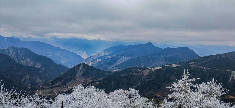 树挂群山