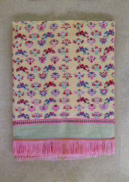 壮族织锦花鸟树纹桌毯