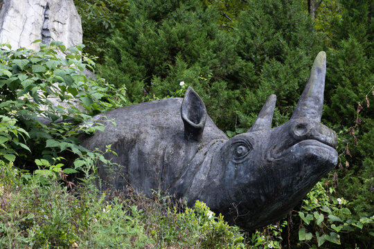 神农架犀牛雕塑