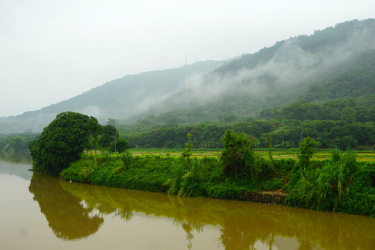 河流山峰