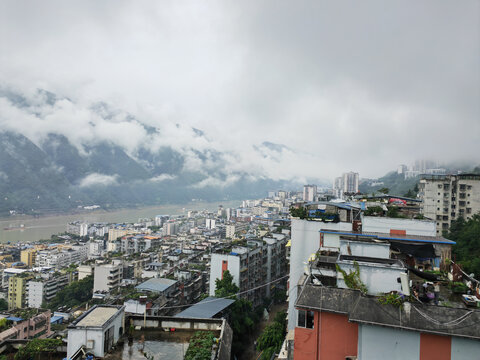 雨后出现大雾天气