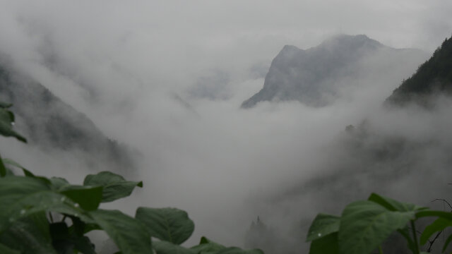 雨后云雾缭绕美不胜收