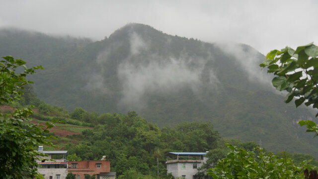 雨后云雾缭绕美不胜收