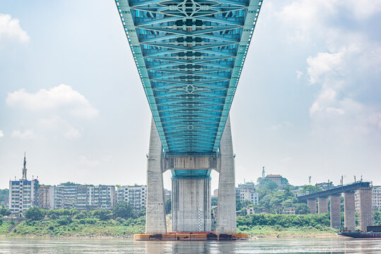 重庆小南海蓝色铁路桥风光