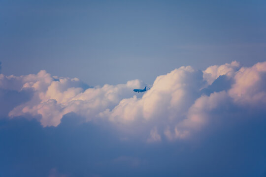穿越云端的飞机
