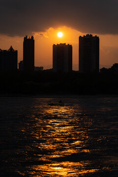 夕阳下的城市轮廓