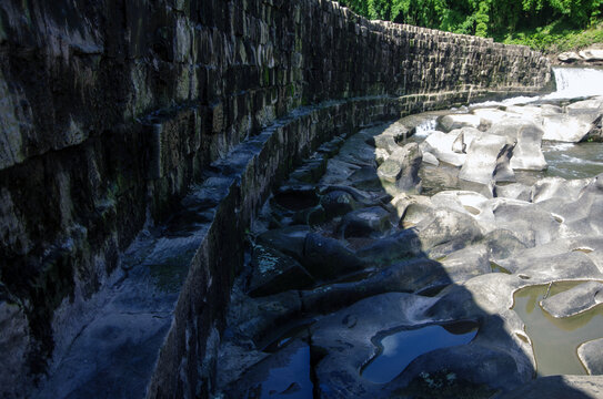 河堤基石