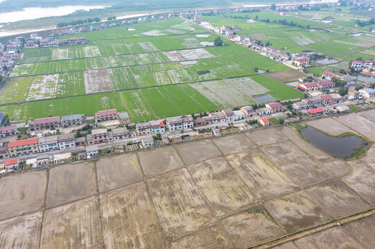 航拍湖南岳阳湘阴田野和湘江