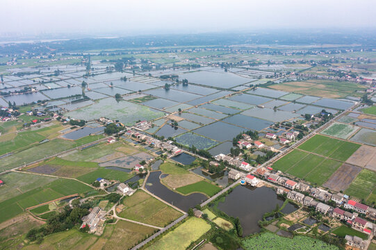 航拍湖南岳阳湘阴田野和湘江