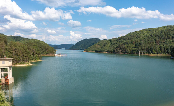 航拍湖南岳阳岳阳县铁山水库