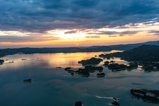 湖南岳阳铁山水库落日风光