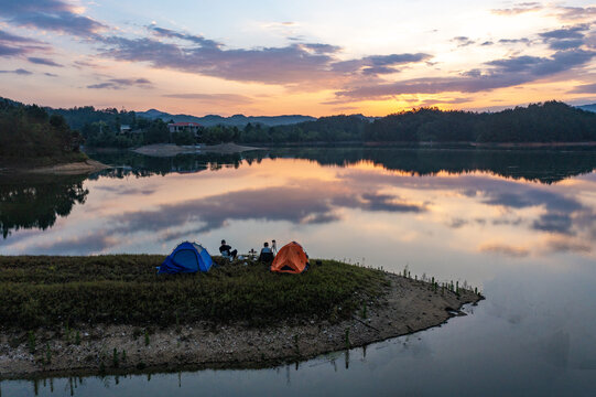 湖南岳阳铁山水库落日风光