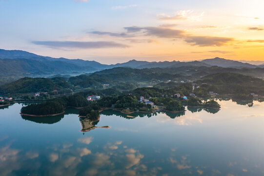 湖南岳阳铁山水库落日风光