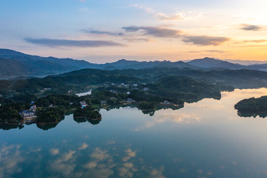 湖南岳阳铁山水库落日风光