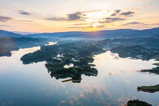 湖南岳阳铁山水库落日风光