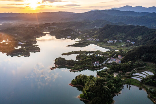 湖南岳阳铁山水库落日风光